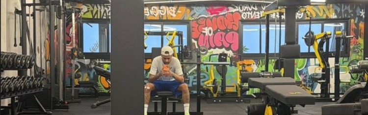 开云APP-练起来！内马尔社媒晒健身房内自拍照片