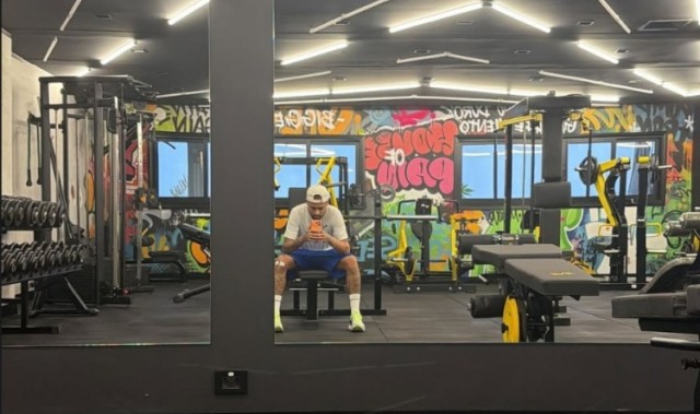 开云APP-练起来！内马尔社媒晒健身房内自拍照片